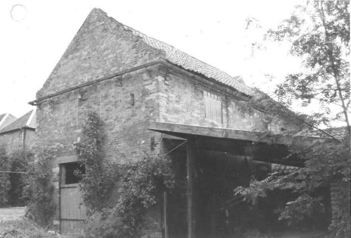 3.28.19 Barn and attached cattle shelter and wall at Church Farm, Main St, Farnsfield, 1985