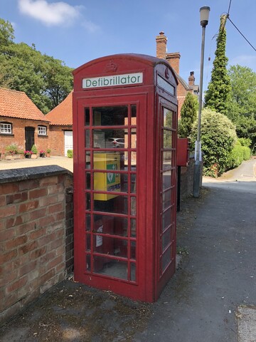 Photograph of a K6 Kiosk defibrillator adjacent to Martins Arms Public House, Colston